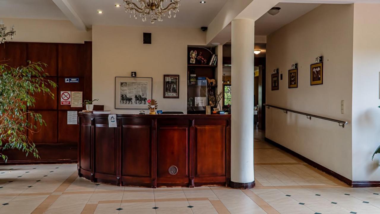 芭芭拉别墅酒店 Oborniki Śląskie 外观 照片